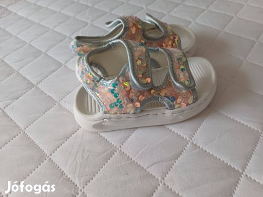 Új tépőzáras flitteres szandál 24-es bth:14cm