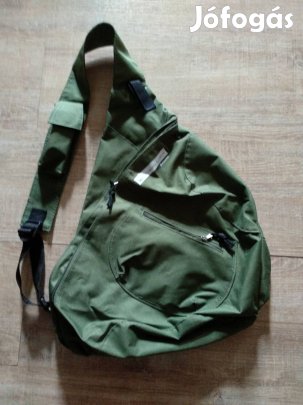 Új vászon válltáska háromszög alakú több zsebbel eladó