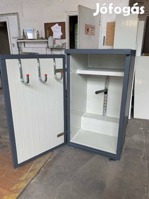 Új verseny szekrény, nyeregszekrény, fém , igényes eladó!