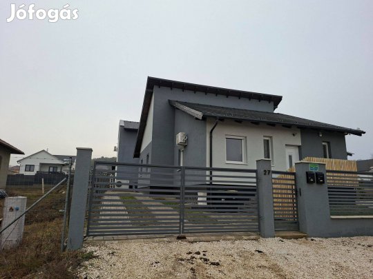 Újépítésű családiház, folyamatosan bővülő lakóparkban!