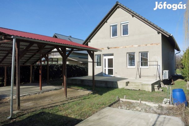 Újépítésű vízparti ház horgászstéggel!