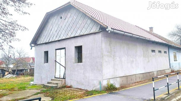 Újfehértón központhoz közel felújítás alatt álló lakóház/üzlethelység