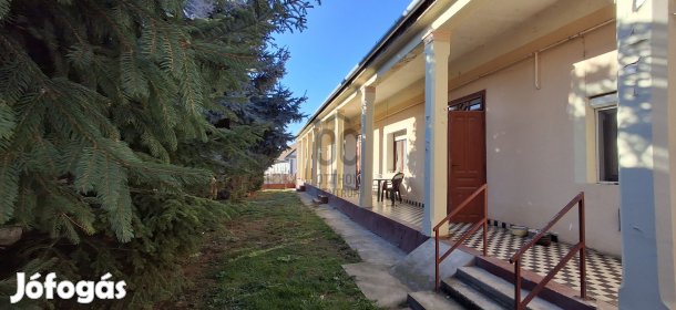 Újpetrén  4 szobás tornácos parasztház eladó