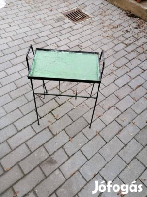 Újságtartó fémvázas, üveg asztalkás