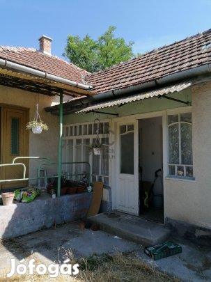 Újszász ,kertvárosi részén családi ház eladó!!!