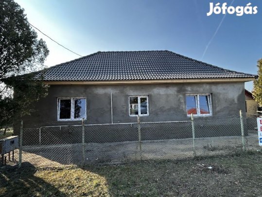 Újszász központi, kedvelt utcájában ELADÓ  egy 3+1 szobás családi ház