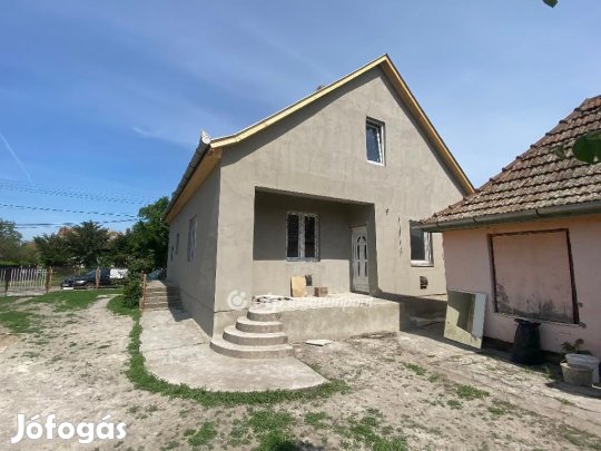 Újszászi 107 nm-es ház eladó