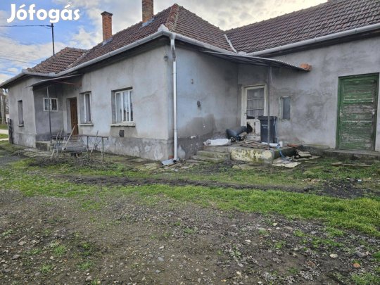 Újszászon családi ház eladó