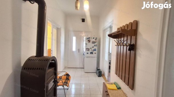 Újszászon eladó 100m2 es 3 szobás kádár kocka típusú ház