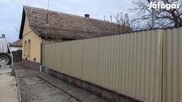 Újszászon eladó 80 nm ház vállalkozásra, gazdálkodásra alkalmas  