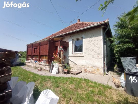 Újszászon eladó egy 104 nm-es 2 szobás részben felújított családi ház