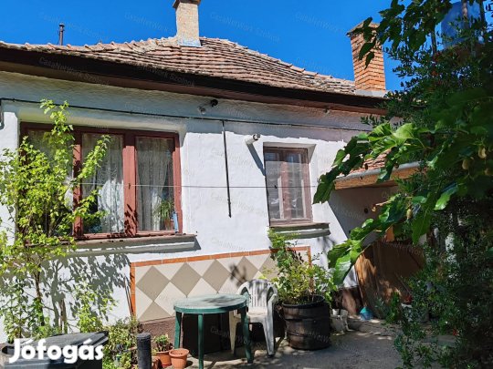 Újszászon kétszobás családi ház eladó!