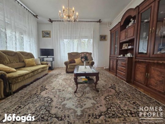 Újszentivánon, 2 szintes családi ház eladó!