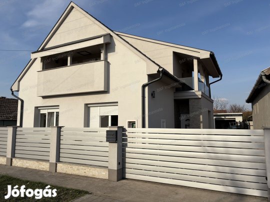 Újszerű 156 m2-es tégla családi ház, garázzsal