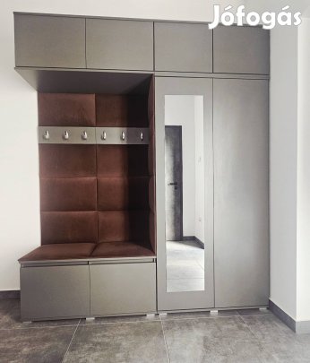 Újszerű 190×225×40 cm-es előszobaszekrény