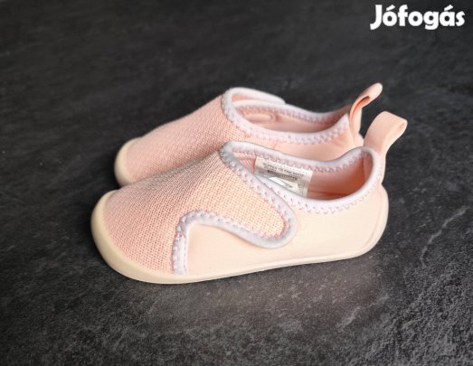 Újszerű 23-as Decathlonos babacipő beltéri használatra