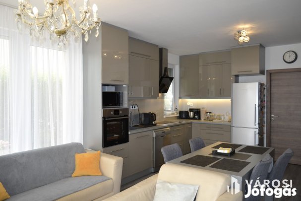 Újszerű 2+4 szobás földszinti kertkapcsolatos Balatonfüreden