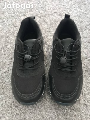 Újszerű 33-as Reserved fiú sportcipő