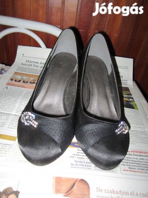Újszerű 38-as alkalmi körömcipő