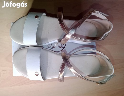 Újszerű 38-as női szandál eladó