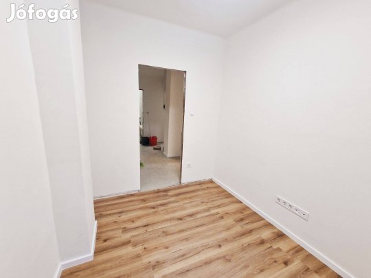 Újszerű 3 szobás földszinti, erkélyes lakás eladó szigetelt házban