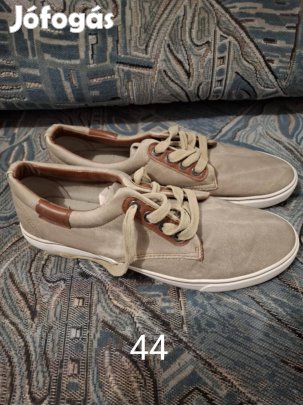 Újszerű 44 es gumis anyagú férficipő