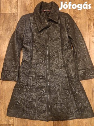 Újszerű Desigual fekete hímzett kabát - 42