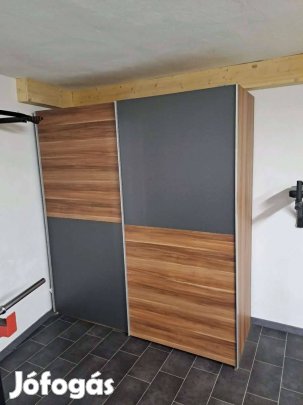 Újszerű Dió/matt szürke tolóajtós szekrény eladó!