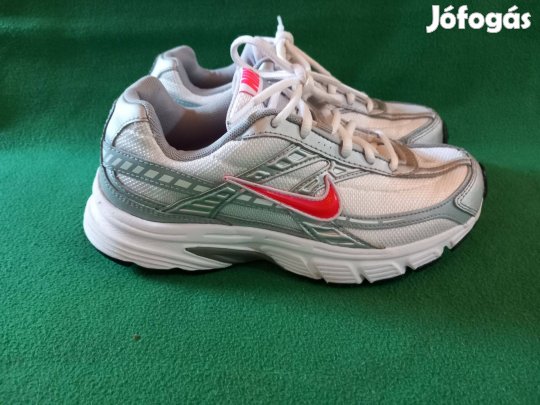 Újszerű Nike cipő 38
