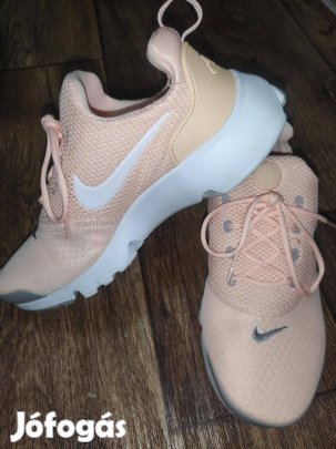 Újszerű Nike cipő - 40 (barack)