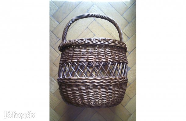 Újszerű Vesszőből font gömbölyű karos kosár