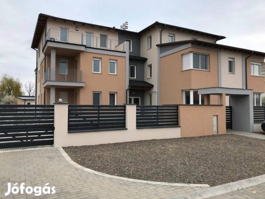 Újszerű, 3 szobás, részben bútorozott lakás 2 db nagyméretű terasszal