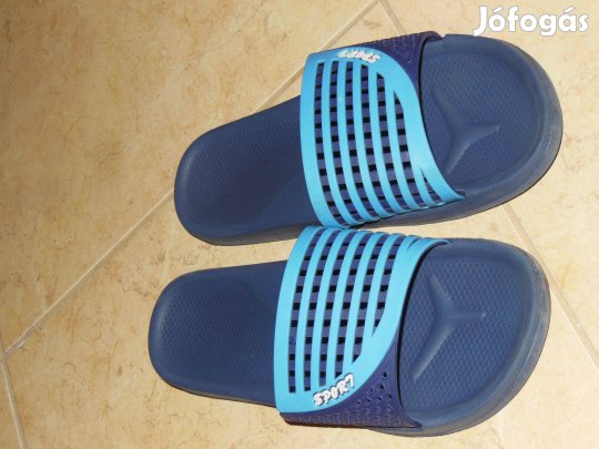 Újszerű, 41-es fiú/férfi strand papucs
