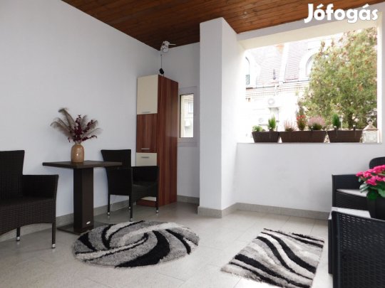 Újszerű, földszinti lakás eladó!