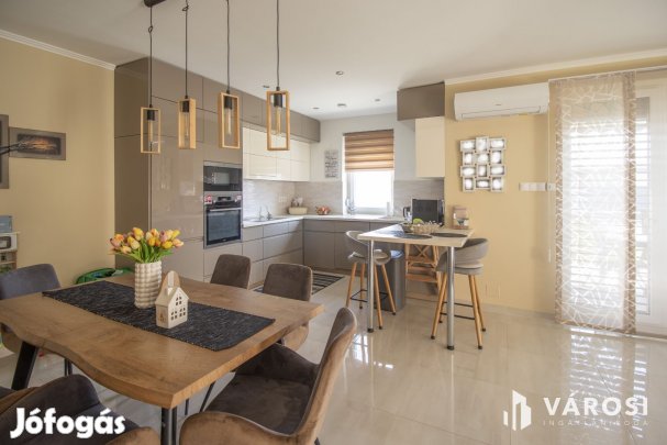 Újszerű, modern, igényes családi ház