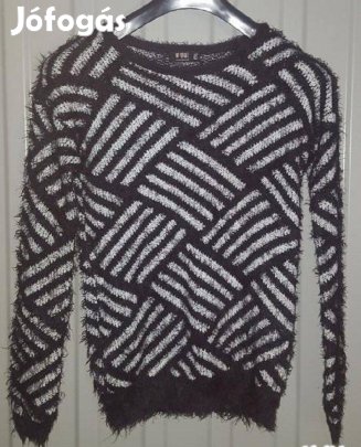 Újszerű, szőrös, pihe-puha fekete-fehér egyedi pulóver
