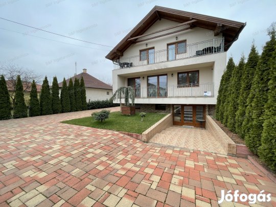 Újszerű, több generációs családi ház + apartmanokkal