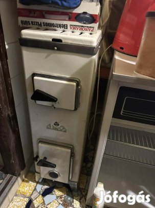 Újszerű állapotú Róman kályha