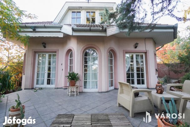 Újszerű családi ház Érden!