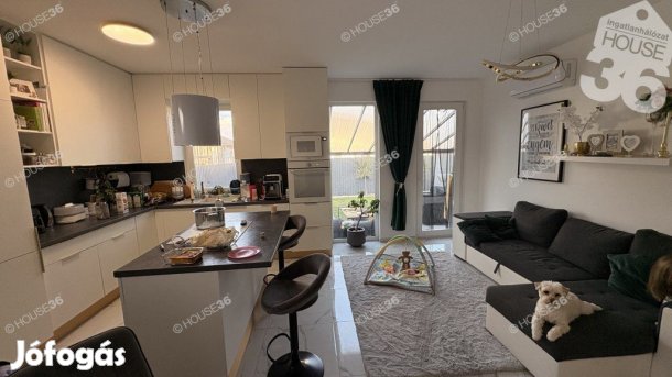 Újszerű családi ház rengeteg extrával!