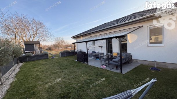 Újszerű családi ház rengeteg extrával!