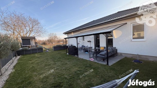 Újszerű családi ház rengeteg extrával!