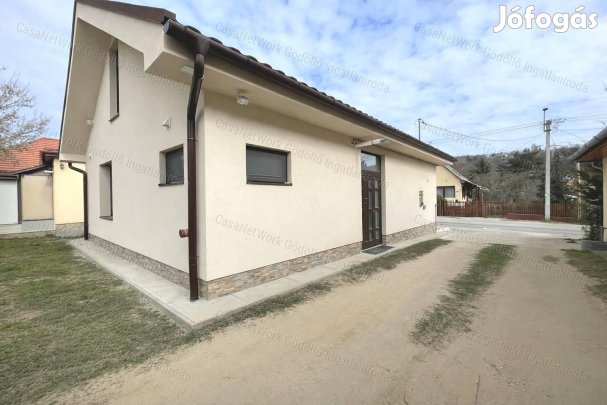 Újszerű családi ház teljes berendezéssel