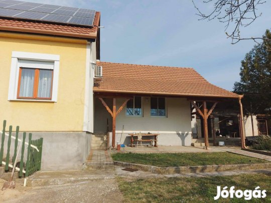 Újszerű családi házat kínálunk eladásra Bölcskén!