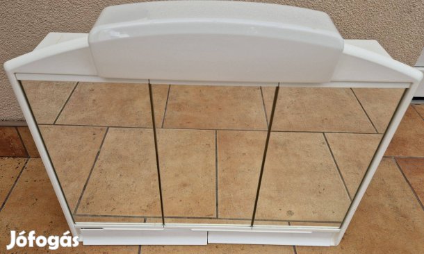 Újszerű fehér műanyag fürdőszobai tükrös fali szekrény 59x51cm svájci