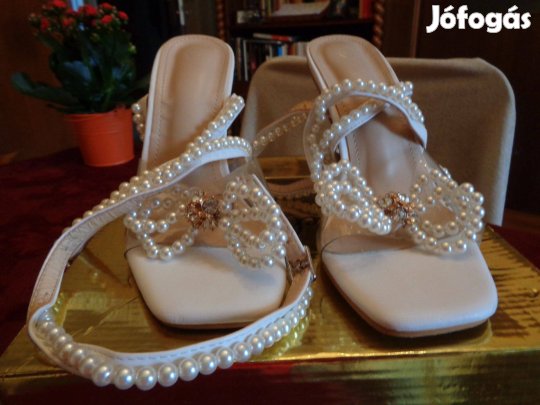 Újszerű fiatalos alkalmi 37 es magassarkú szandál papucs