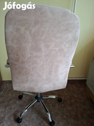 Újszerű forgószék fém lábakkal