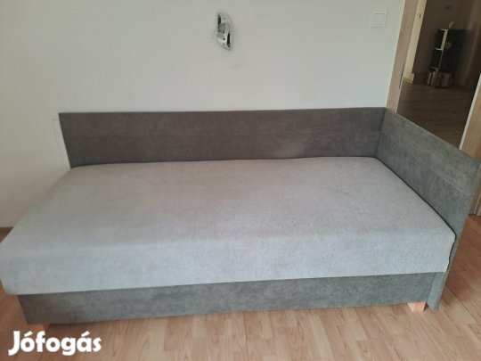 Újszerű heverő, éjjeliszekrény, dohányzóasztal eladó.