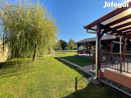 Újszerű igényes, két lakásos, családi ház