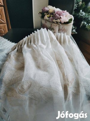 Újszerű készre varrt szép függöny tetején behúzóval